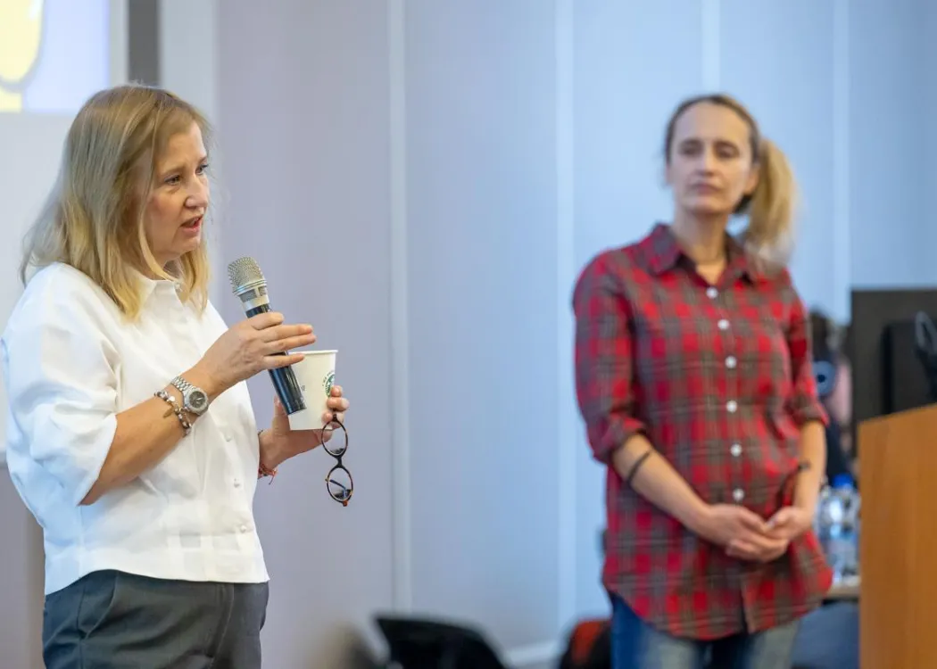 Prof. Katarzyna Przybyłowicz i dr Małgorzata Obara-Gołębiowska w czasie wykładu
