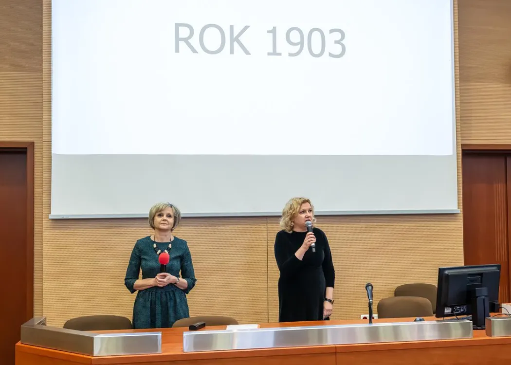 Dzień Języka Ojczystego 2026: prof. Iwona Maciejewska, prof. Alina Naruszewicz-Duchlińska podczas otwarcia wydarzenia