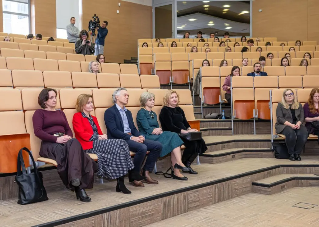 Dzień Języka Ojczystego 2026: w pierwszym rzędzie siedzą władze dziekańskie Wydziału Humanistycznego podczas Dnia Języka Ojczystego