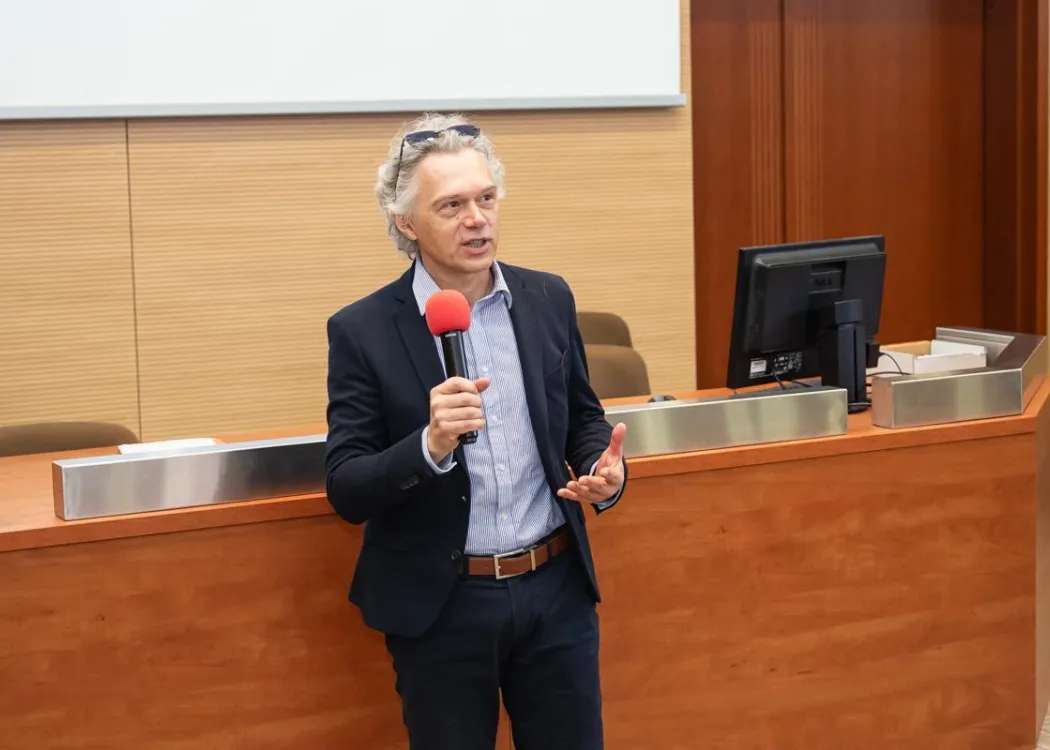 Dzień Języka Ojczystego 2026: dziekan prof. Mariusz Rutkowski przemawia podczas Dnia Języka Ojczystego 