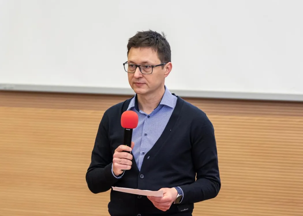 Dzień Języka Ojczystego 2026: dr Sebastian Przybyszewski odczytuje dyktando 