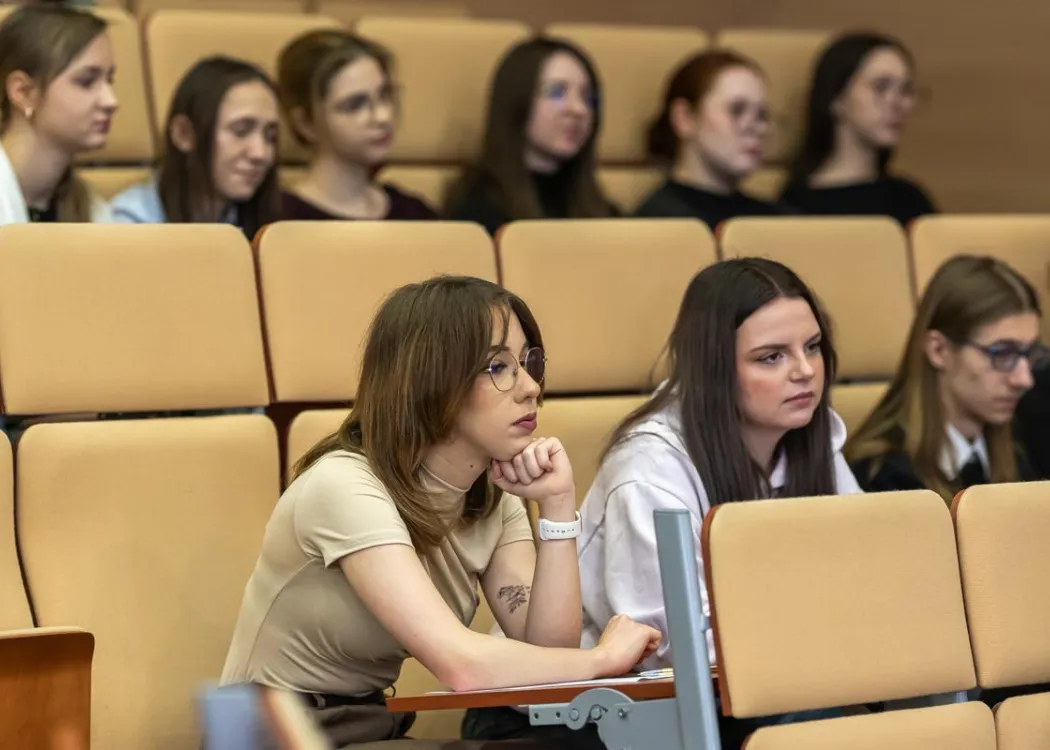 Dzień Języka Ojczystego 2026: uczestnicy wydarzenia słuchają wykładu 