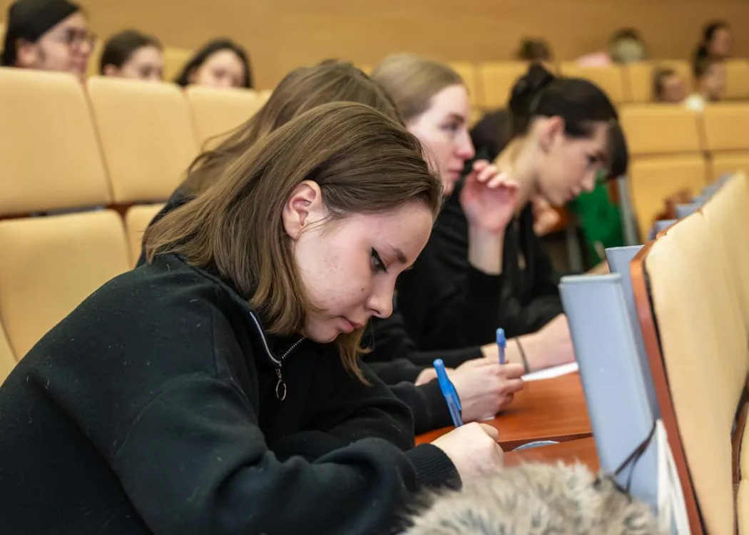 Dzień Języka Ojczystego 2026: uczestniczki Dnia Języka Ojczystego piszą dyktando