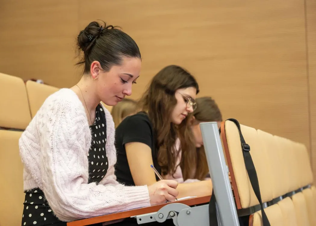 Dzień Języka Ojczystego 2026: uczestniczki Dnia Języka Ojczystego piszą dyktando