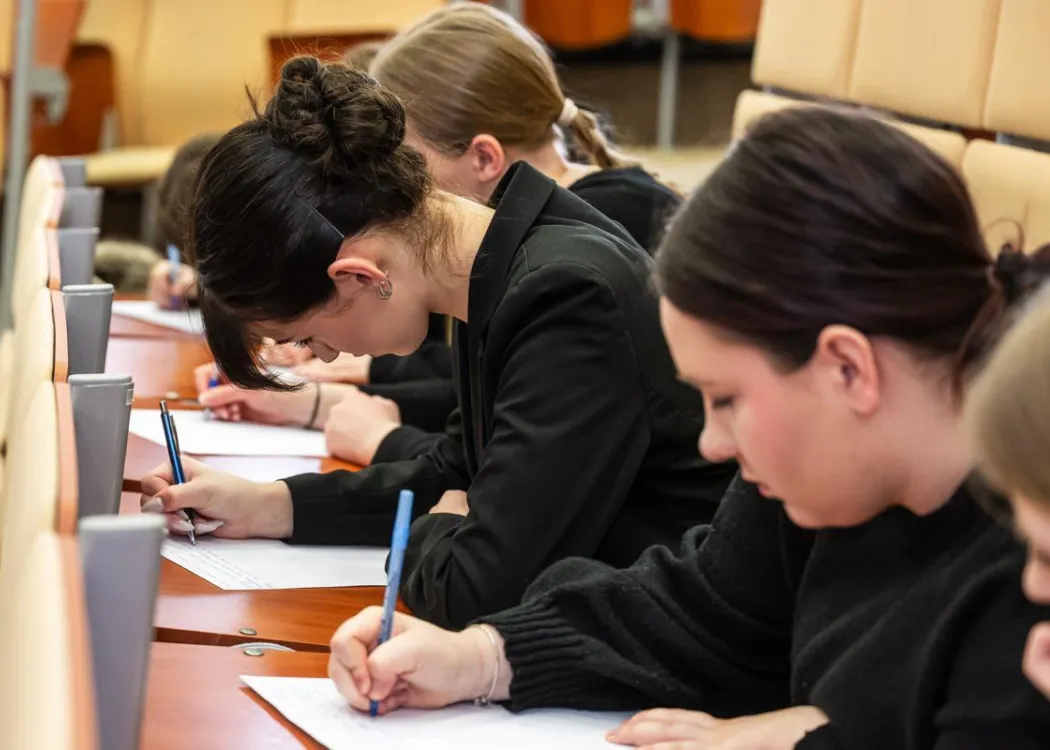 Dzień Języka Ojczystego 2026: uczestnicy Dnia Języka Ojczystego piszą dyktando 