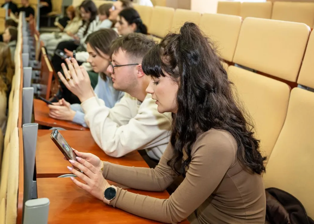 Dzień Języka Ojczystego 2026: uczestnicy biorą udział w quizie popkulturowym