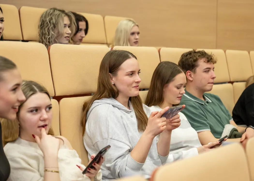 Dzień Języka Ojczystego 2026: uczestniczki biorą udział w quizie popkulturowym