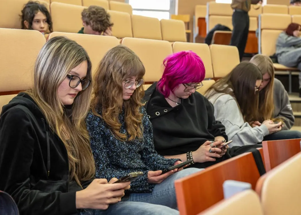 Dzień Języka Ojczystego 2026: uczestniczki biorą udział w quizie popkulturowym