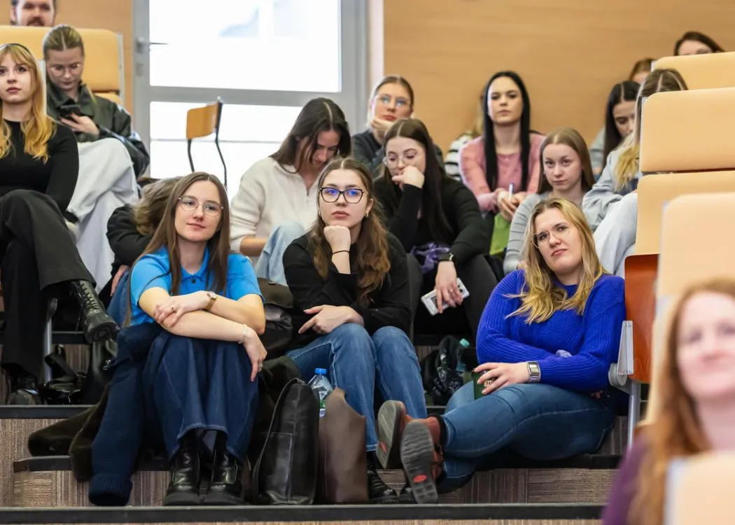 Dzień Języka Ojczystego 2026: uczestnicy Dnia Języka Ojczystego siedzą w auli i słuchają wykładu otwartego