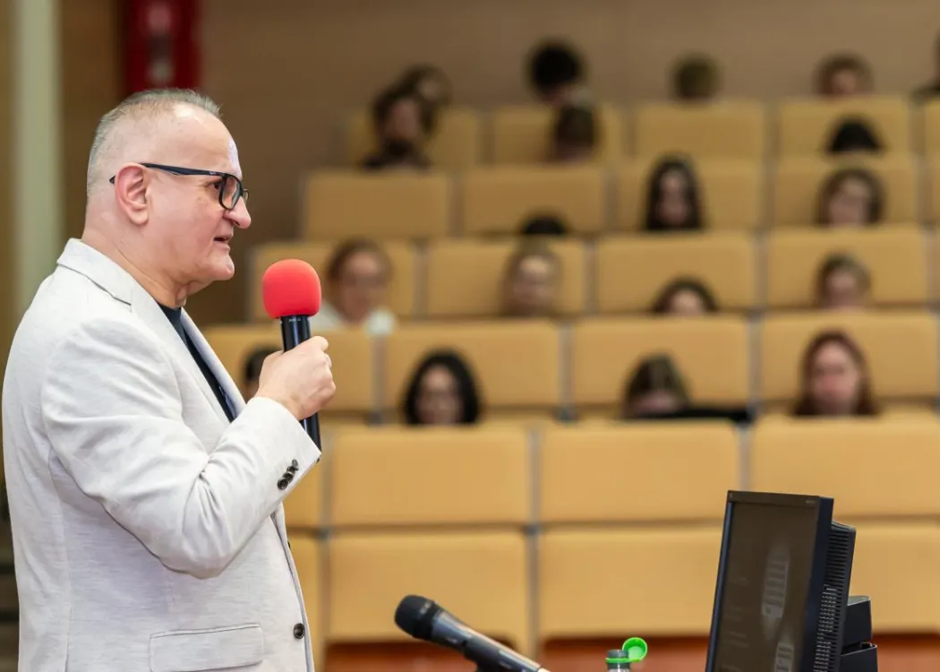 Dzień Języka Ojczystego 2026: prof. Zenon Lica podczas wygłaszania wykładu