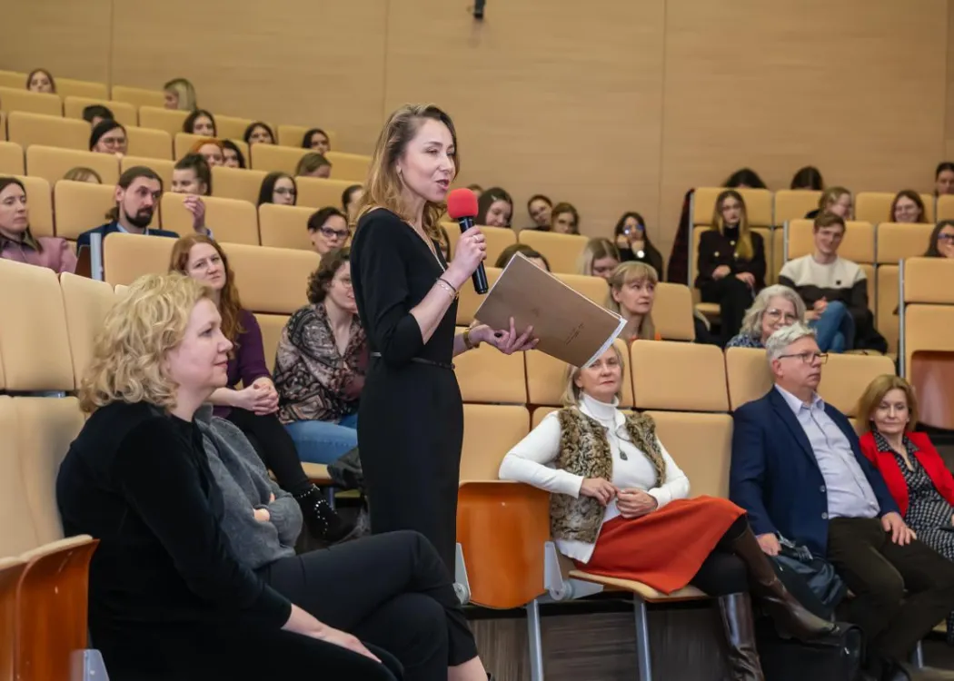 Dzień Języka Ojczystego 2026: prof. Mariola Wołk z Wydziału Humanistycznego zadaje pytanie podczas wykładu otwartego 