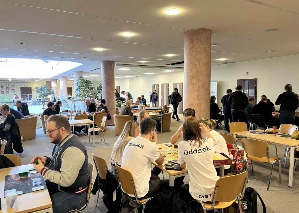 Zdjęcie przedstawia uczestników 26. edycji Gamegrindera - wydarzenia przeznaczonego dla fanów gier towarzyskich