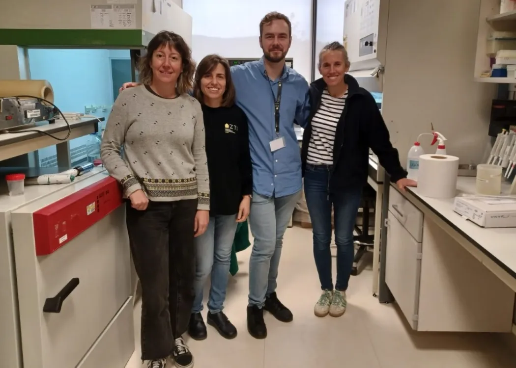 Patryk Adamski na stażu wraz z zespołem