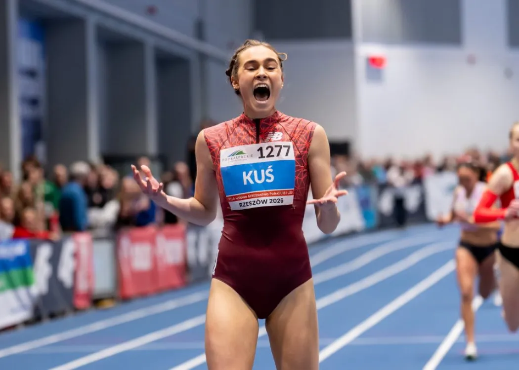 Anastazja Kuś wyraża radość po wygranym biegu podczas halowych mistrzostw Polski 