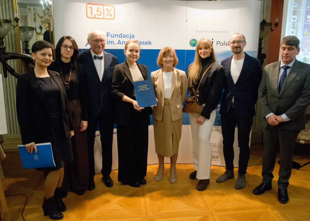 Uroczystość wręczenia nagród Fundacji im. Anny Pasek, wśród osób na zdjęciu znajduje się studentka UWM Maria Błońska (czwarta od lewej) 