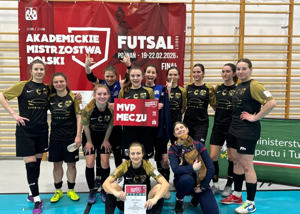Futsalistki z Uniwersytetu Warmińsko-Mazurskiego pozują do zdjęcia grupowego podczas turnieju finałowego Akademickich Mistrzostw Polski  