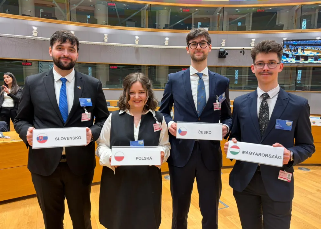 Larysa Panasyuk w towarzystwie studentów z innych krajów, którzy brali udział w warsztatach symulacyjnych ConSIMium