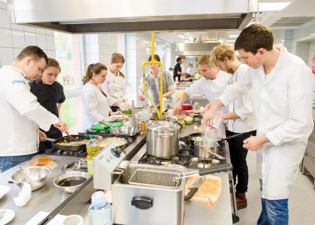 studenci UWM gotują w  Centrum Gastronomii z Dietetyką i Biooceną Żywności