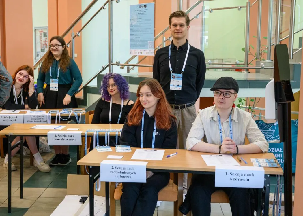 Zdjęcie przedstawia studentów biorących udział w 54. edycji Międzynarodowego Seminarium Kół Naukowych 