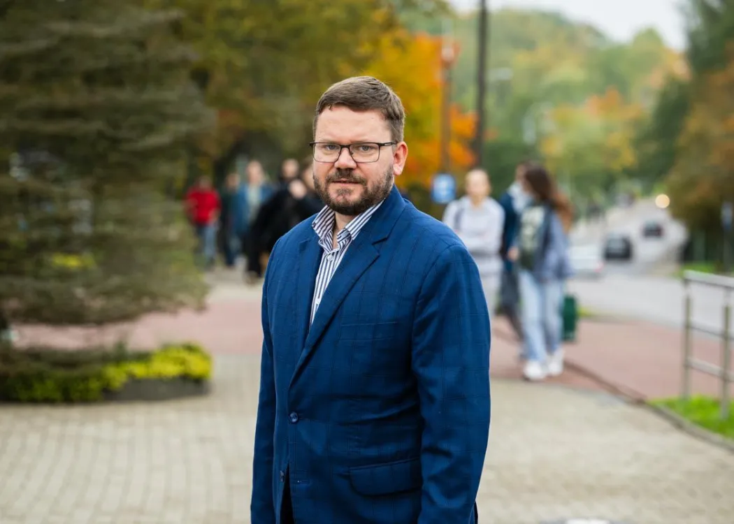 dr Michał Dąbrowski pozuje do zdjęcia w Kortowie 