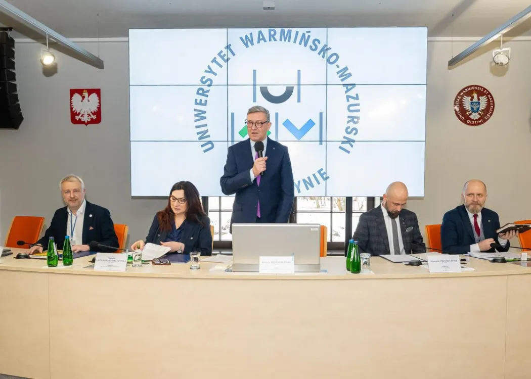 Na zdjęciu znajduje się prof. Jerzy Przyborowski, prof. UWM, podczas lutowego posiedzenia Senatu UWM oraz członkowie kolegium rektorskiego