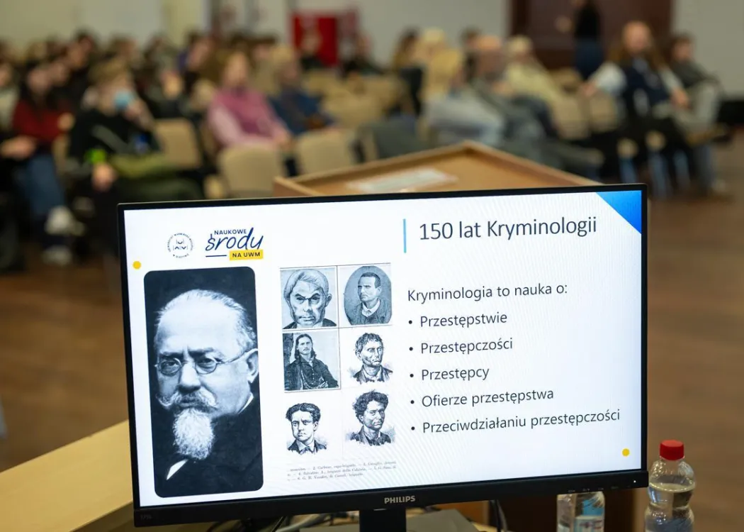 Widok na komputer z prezentacją prezentowaną podczas spotkania 