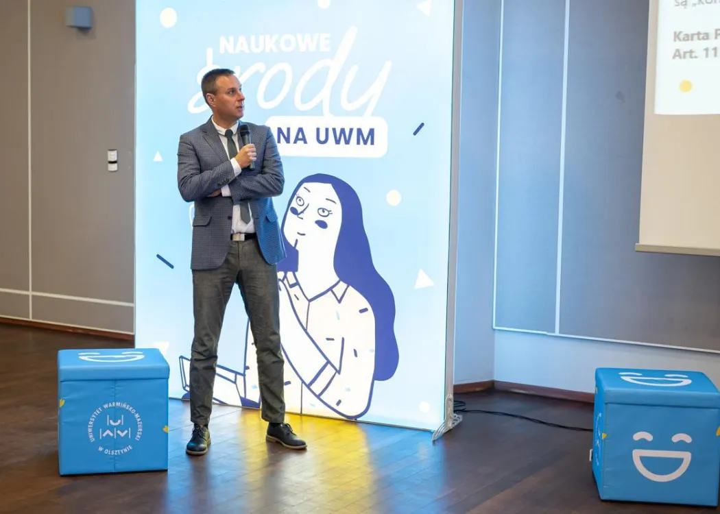 dr Maciej Duda wygłasza prelekcję z cyklu "Naukowe środy na UWM" 