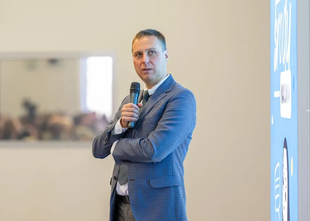 Dr Maciej Duda podczas wygłaszania wykładu 