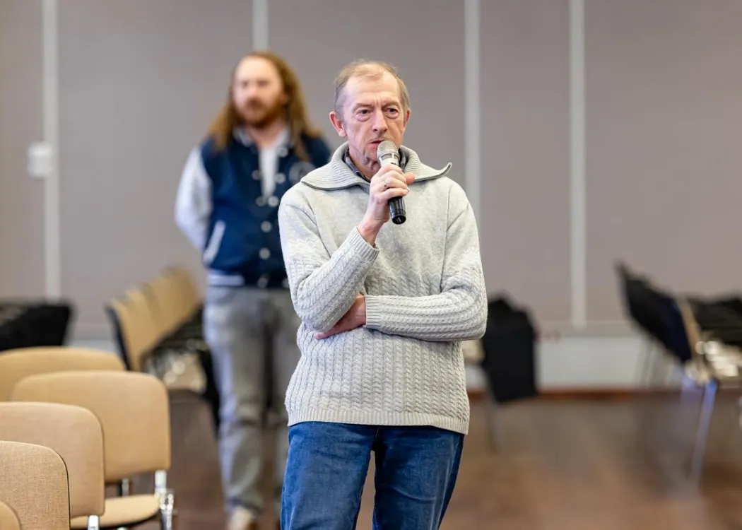 Uczestnik spotkania Naukowe środy na UWM zadaje pytanie