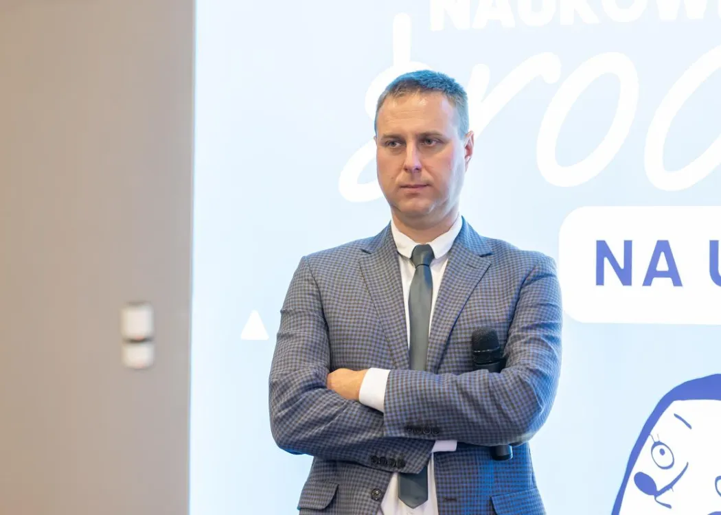 Dr Maciej Duda, prelegent spotkania z cyklu "Naukowe środy", słucha pytania zadawanego z publiczności 