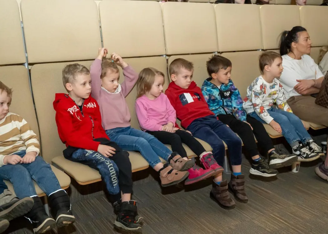 Europejski Dzień Logopedy 2026: dzieci z przedszkoli oglądają spektakl teatralny 