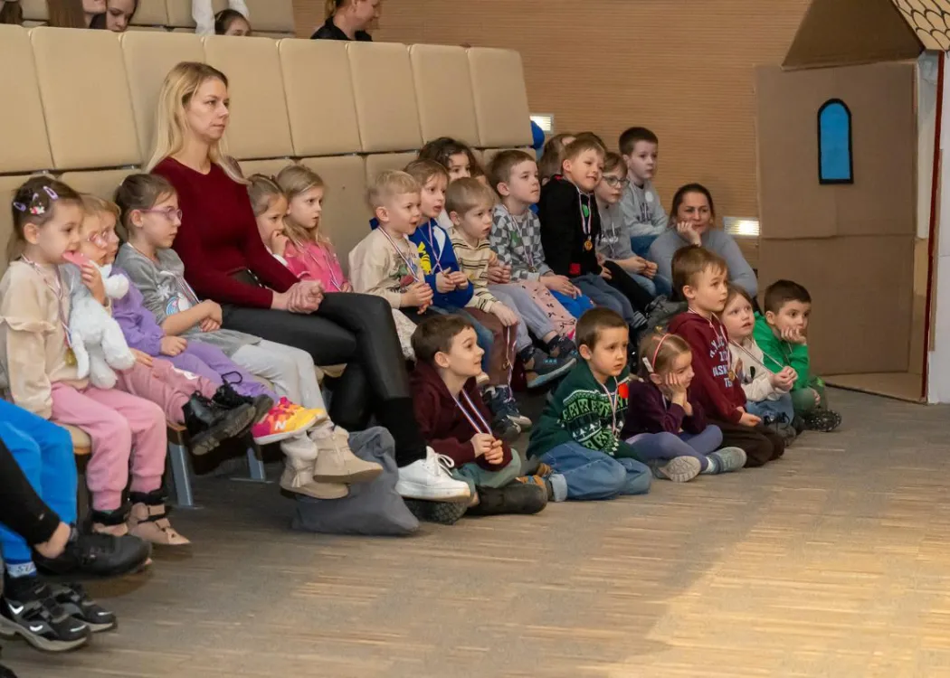 Europejski Dzień Logopedy 2026: dzieci z przedszkoli oglądają spektakl teatralny 