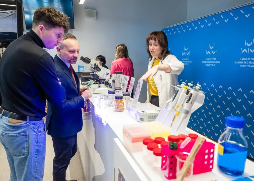 Warmia Inspiration 2026: uczestnicy odwiedzają stoisko Koła Naukowego Biochemii i Biologii Molekularnej w Parazytologii „Paradise”
