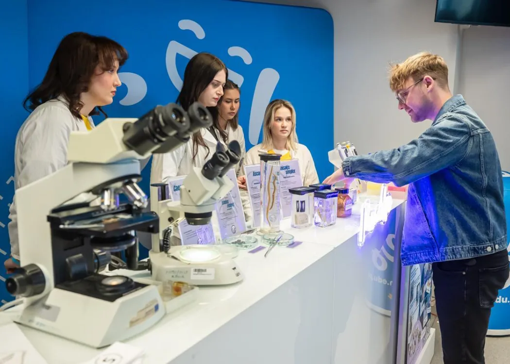 Warmia Inspiration 2026: uczestnicy odwiedzają stoisko Koła Naukowego Biochemii i Biologii Molekularnej w Parazytologii „Paradise”