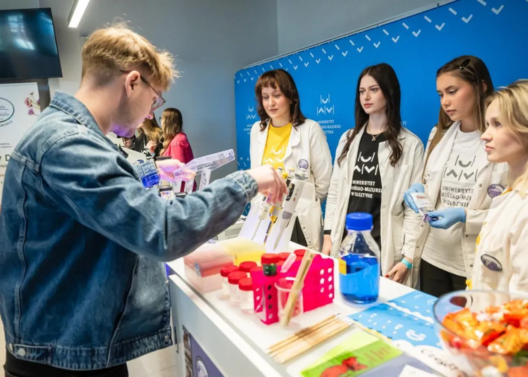 Warmia Inspiration 2026: uczestnicy odwiedzają stoisko Koła Naukowego Biochemii i Biologii Molekularnej w Parazytologii „Paradise”