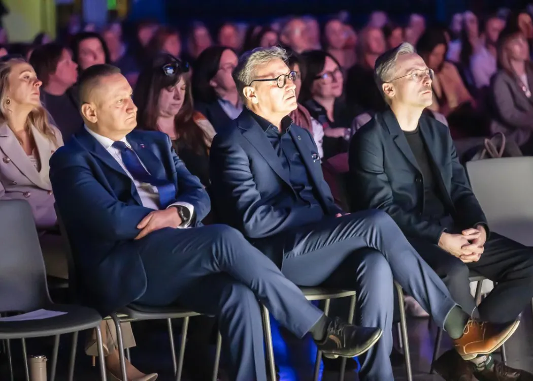 Warmia Inspiration 2026: prof. Jerzy Przyborowski, rektor UWM siedzi na widowni w towarzystwie innych gości wydarzenia