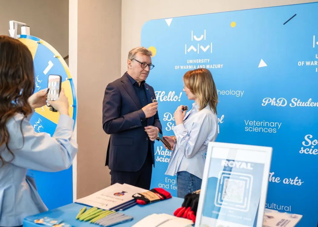 Warmia Inspiration 2026: prof. Jerzy Przyborowski odwiedza jedno ze stoisk UWM