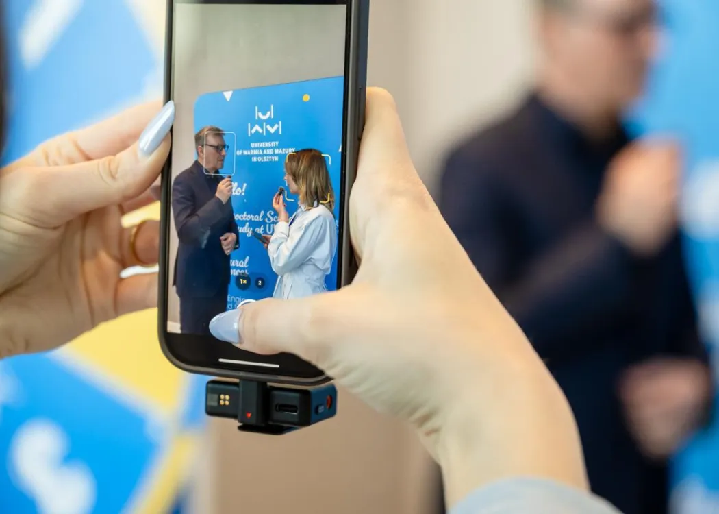 Warmia Inspiration 2026: prof. Jerzy Przyborowski odwiedza jedno ze stoisk UWM