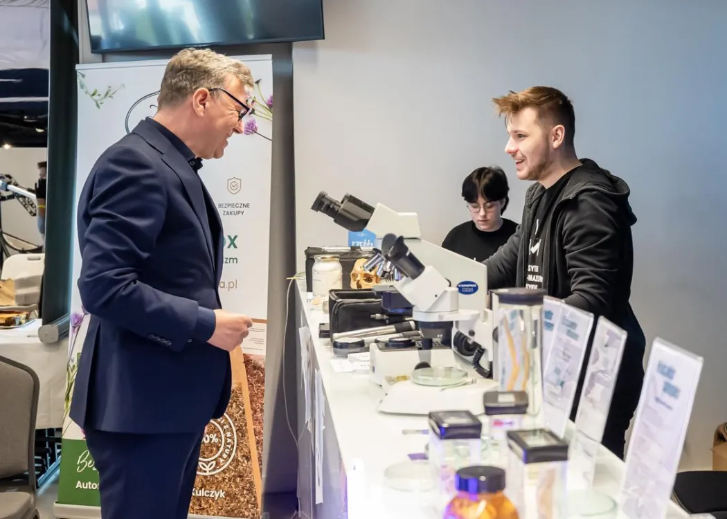 prof. Jerzy Przyborowski odwiedza jedno ze stoisk UWM