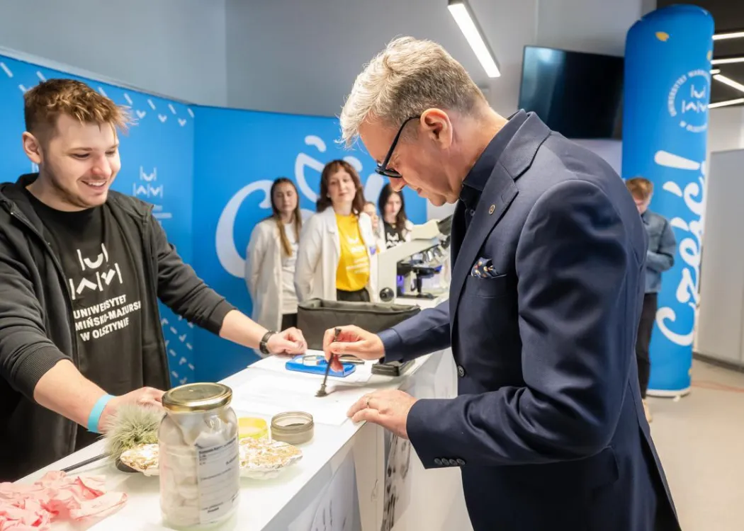 prof. Jerzy Przyborowski odwiedza jedno ze stoisk UWM