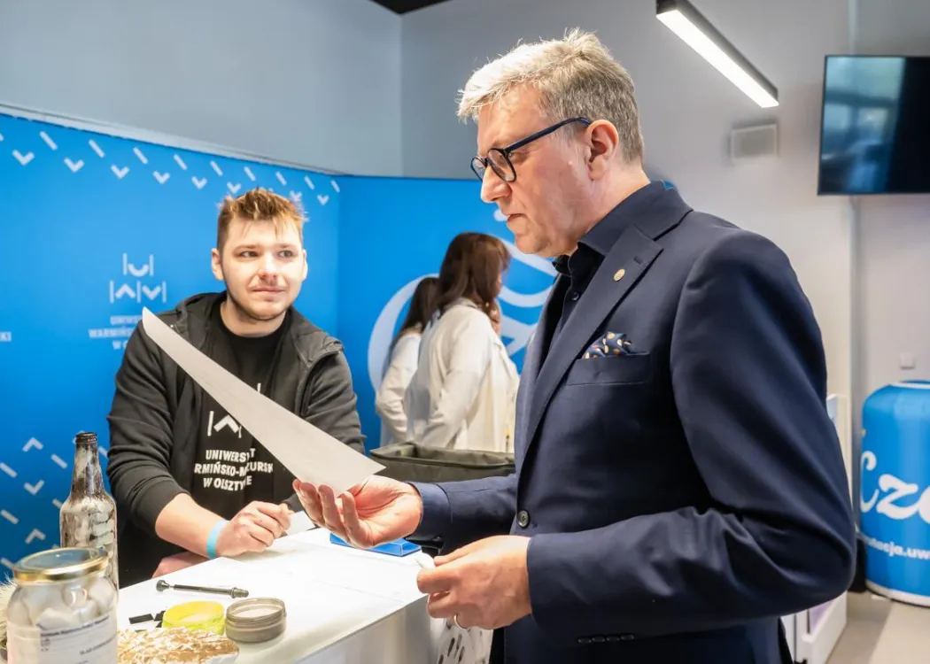 prof. Jerzy Przyborowski odwiedza jedno ze stoisk UWM