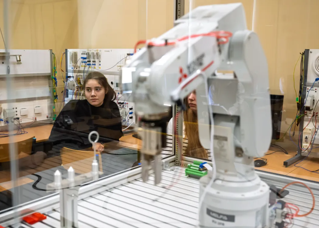 uczennice z Elektronika podczas warsztatów na WNT