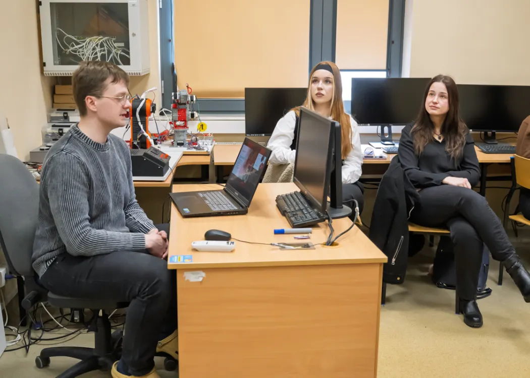 uczennice z Elektronika podczas warsztatów na WNT