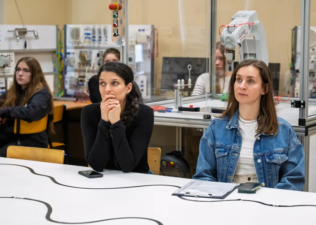 uczennice z Elektronika podczas warsztatów na WNT