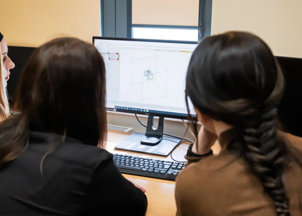 uczennice z Elektronika siedzą przy komputerze podczas warsztatów na WNT