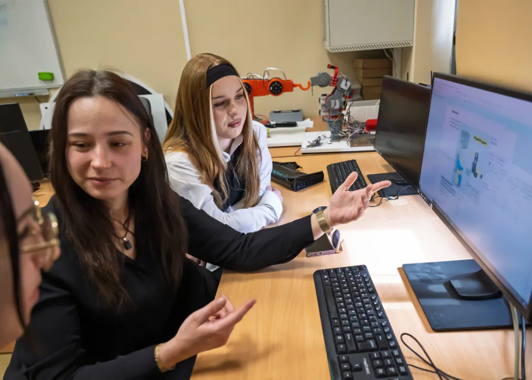 uczennice z Elektronika siedzą przy komputerze podczas warsztatów na WNT