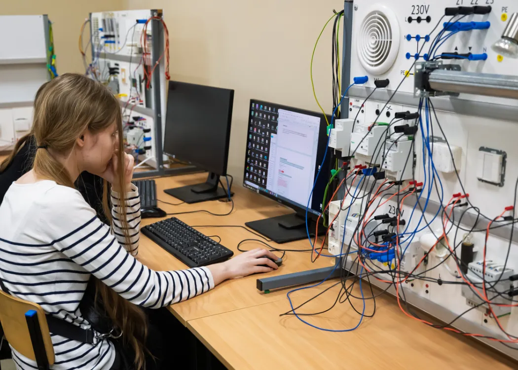 uczennice z Elektronika siedzą przy komputerze podczas warsztatów na WNT