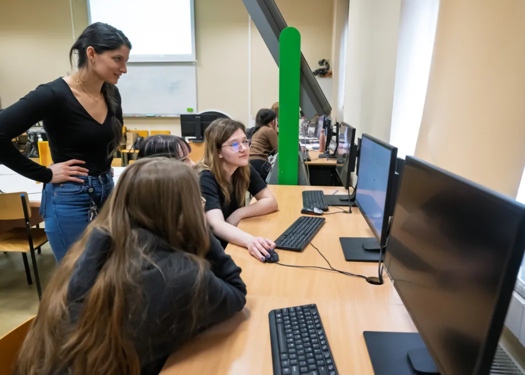 uczennice z Elektronika siedzą przy komputerze podczas warsztatów na WNT