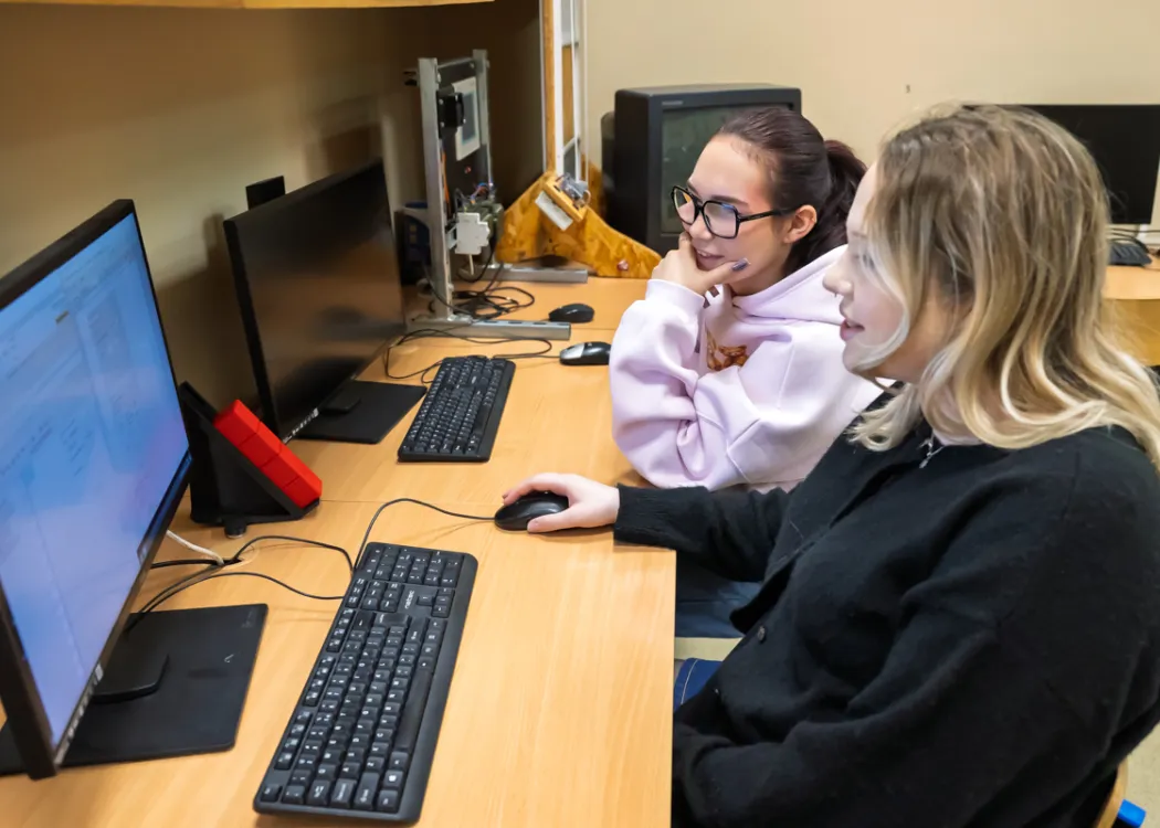 uczennice z Elektronika siedzą przy komputerze podczas warsztatów na WNT