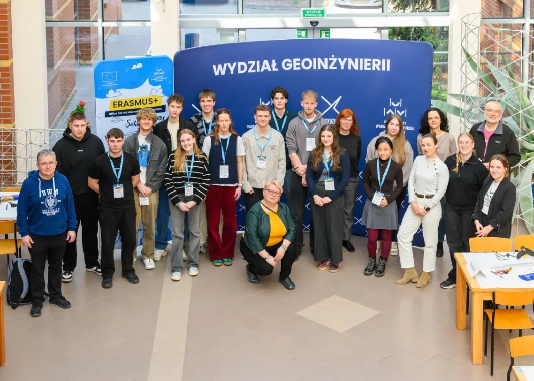 Uczestnicy programu Erasmus+ Blended Intensive Programme na Wydziale Geoinżynierii UWM pozują do wspólnej fotografii  